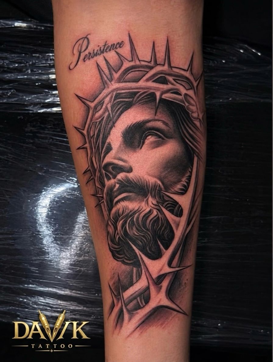 Tatuaje de estilo blackwork con rostro y corona de espinas