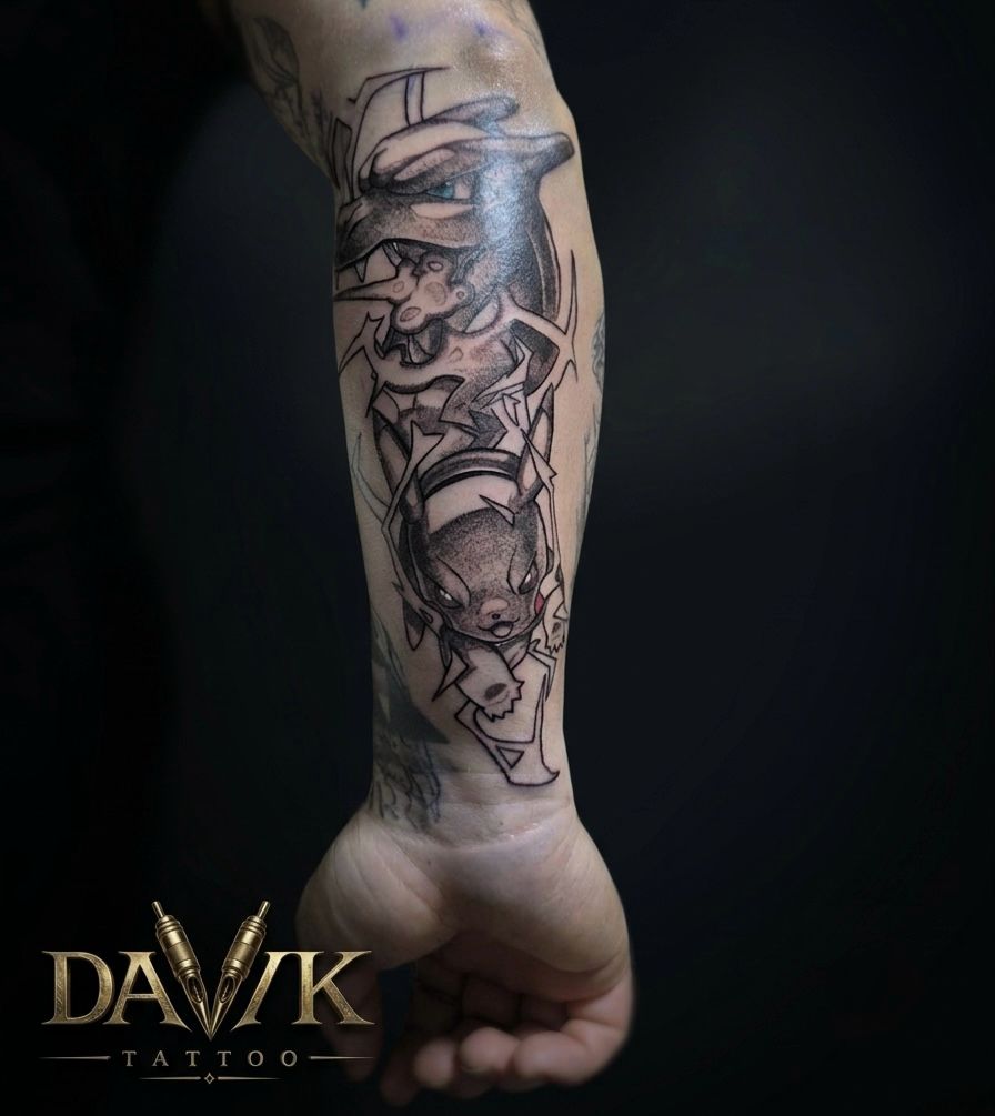Tatuaje lineal oscuro en antebrazo con figura central