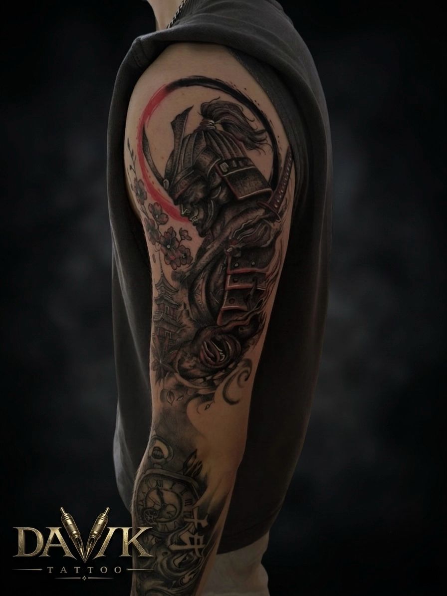 Tatuaje oscuro de samurái en brazo con acentos rojos